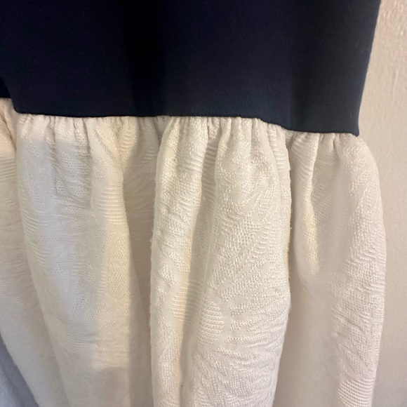 Erin by Erin Fetherston Navy Dress with crew neckline and pleaded skirt. Size 6 - Picture 3 of 8